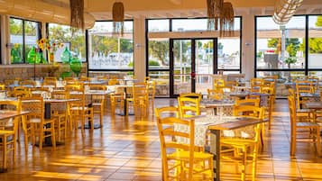 4 restaurants, breakfast, lunch, dinner served; Italian cuisine