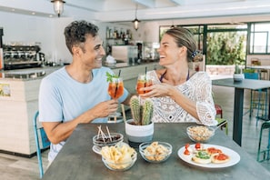 3 bares/lounges, bar ao lado da piscina, bar na praia