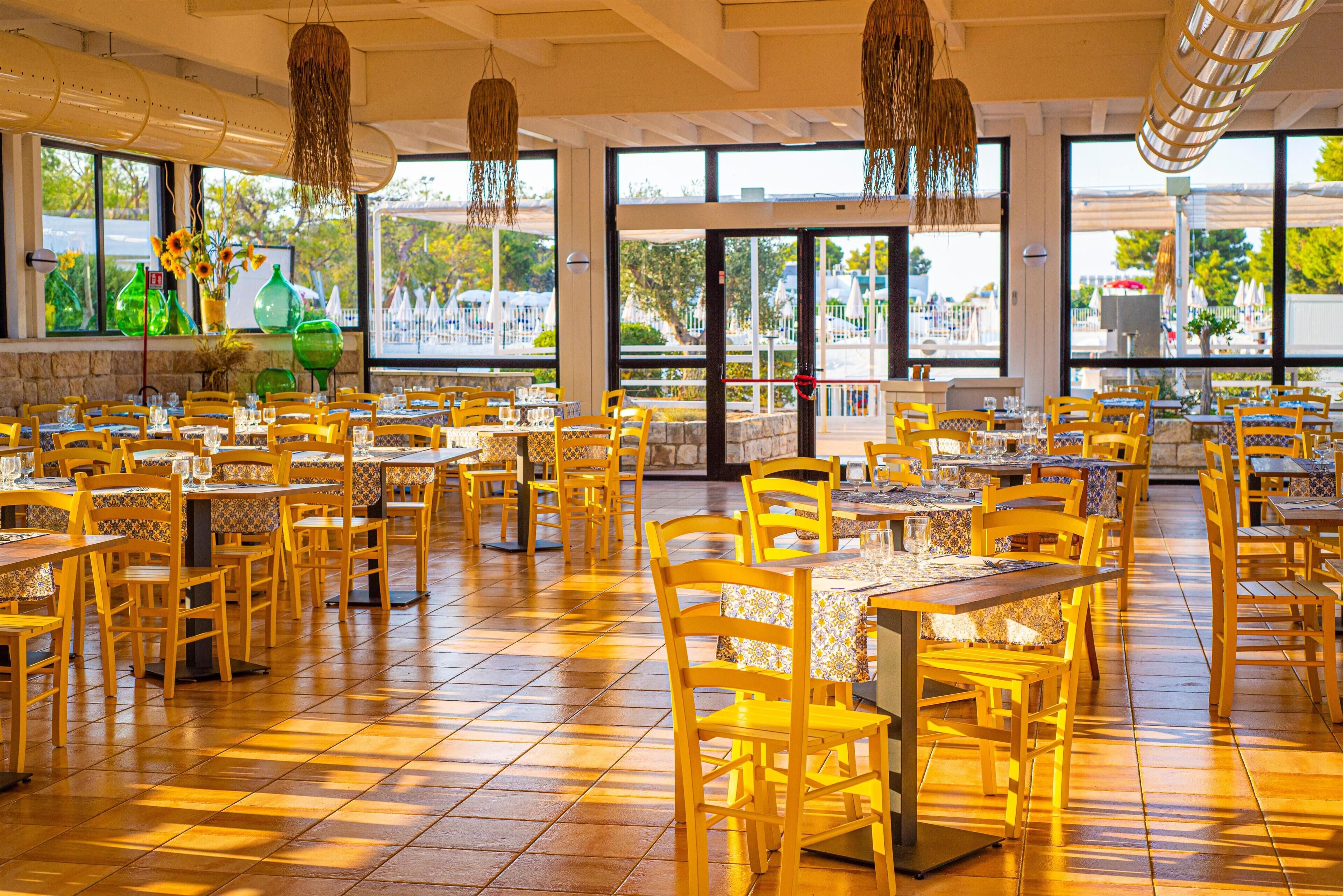 4 restaurants servant le petit déjeuner, le déjeuner et le dîner