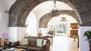 Un salon avec un canapé en cuir marron, une table basse et une cheminée.