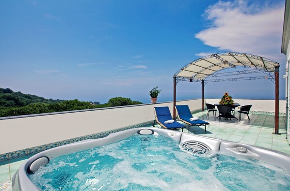 Suite, Jetted Tub, Sea View | Jetted bathtub