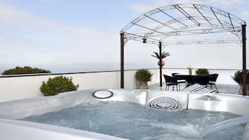 Suite, bañera de hidromasaje, vistas al mar | Terraza o patio