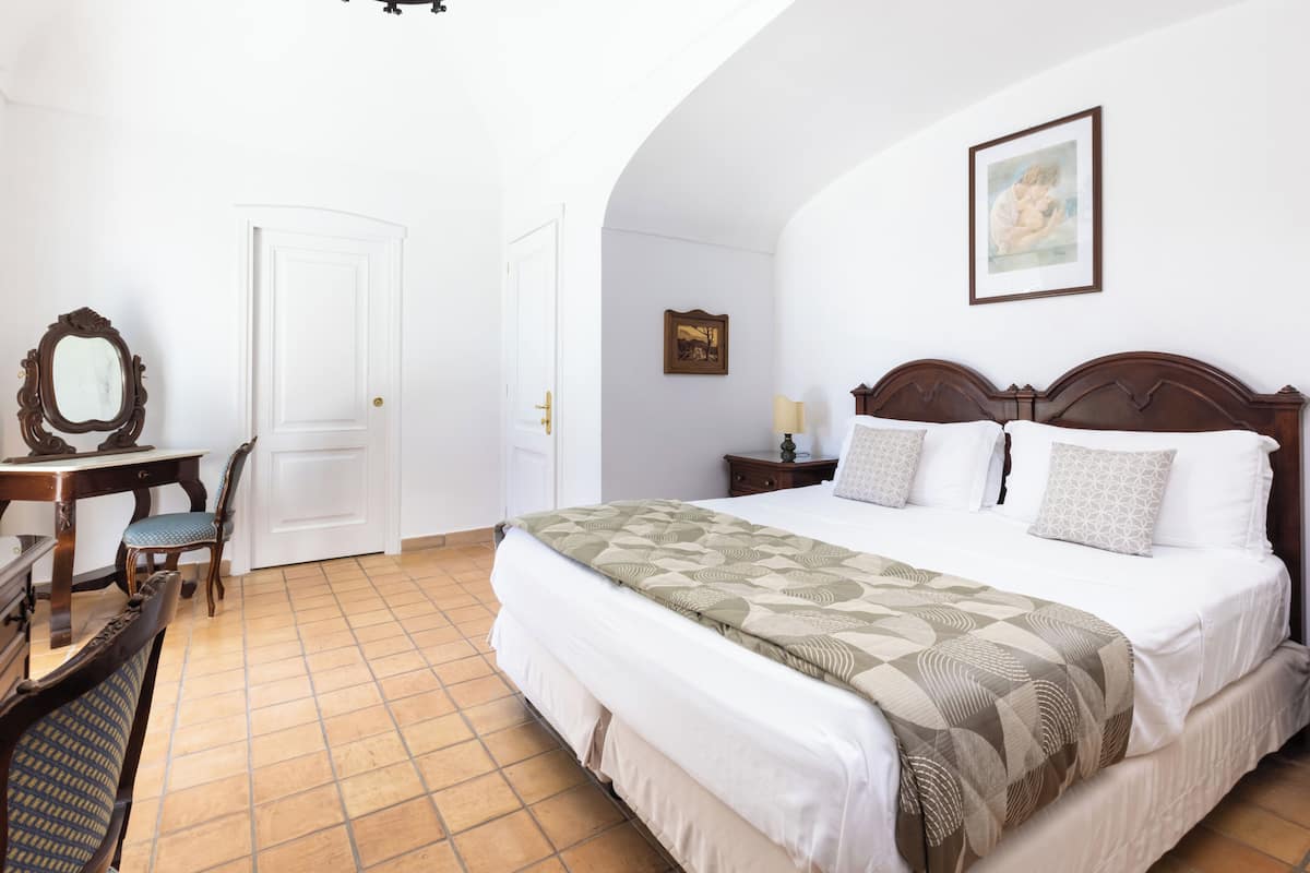 Tweepersoonskamer, balkon | Hypoallergeen beddengoed, een minibar, een kluis op de kamer, een bureau