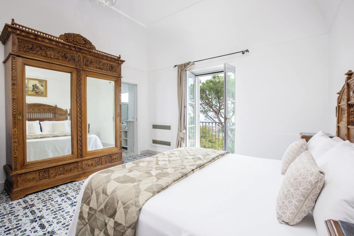 suite, jetted tub, sea view | 1 bedroom, hypo-allergenic bedding, minibar, in-room safe