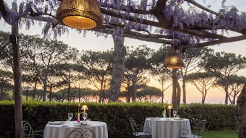 Petit déjeuner et dßner servis sur place, vue sur le jardin