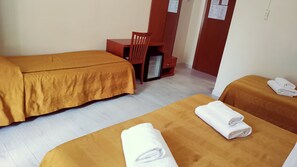 書桌、遮光布/窗簾、免費無線上網、床單