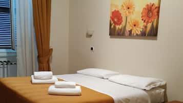 Escritorio, cortinas blackout, wifi gratis y ropa de cama