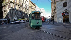 A green tram with the number 5 and destination 'Piazza' on a city street. - Hotel Everest (Rome)