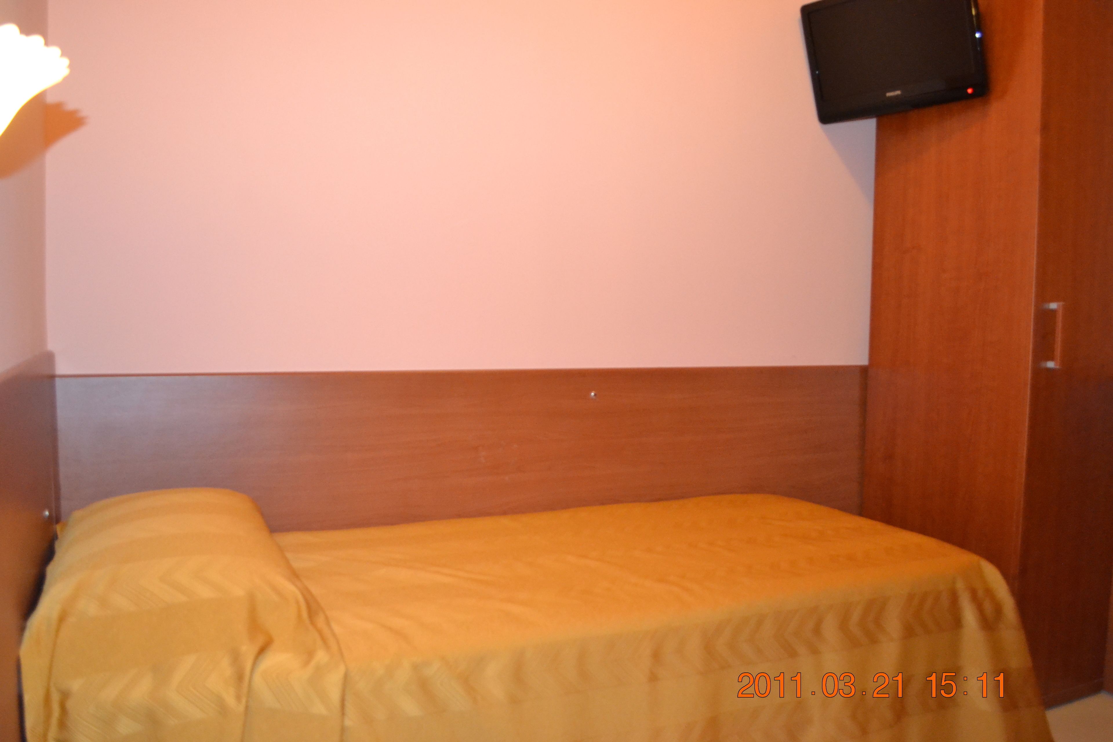 single room | desk, blackout curtains, free wifi, bed sheets