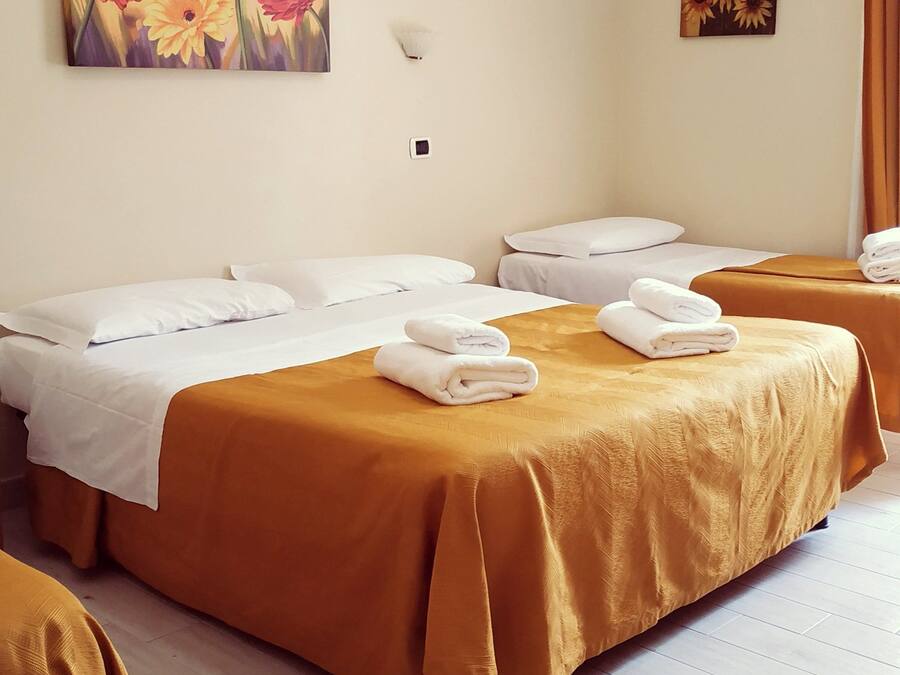 Quarto família | Escrivaninha, cortinas blackout, Wi-Fi de cortesia, roupa de cama