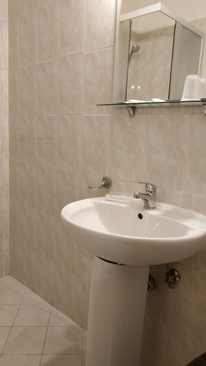 Een douche, een regendouche, gratis toiletartikelen, een haardroger