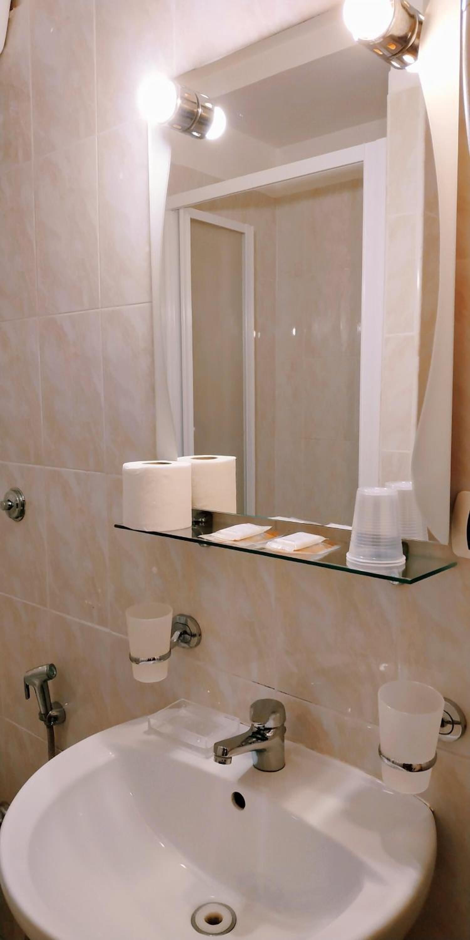 shower, rainfall showerhead, free toiletries, hair dryer