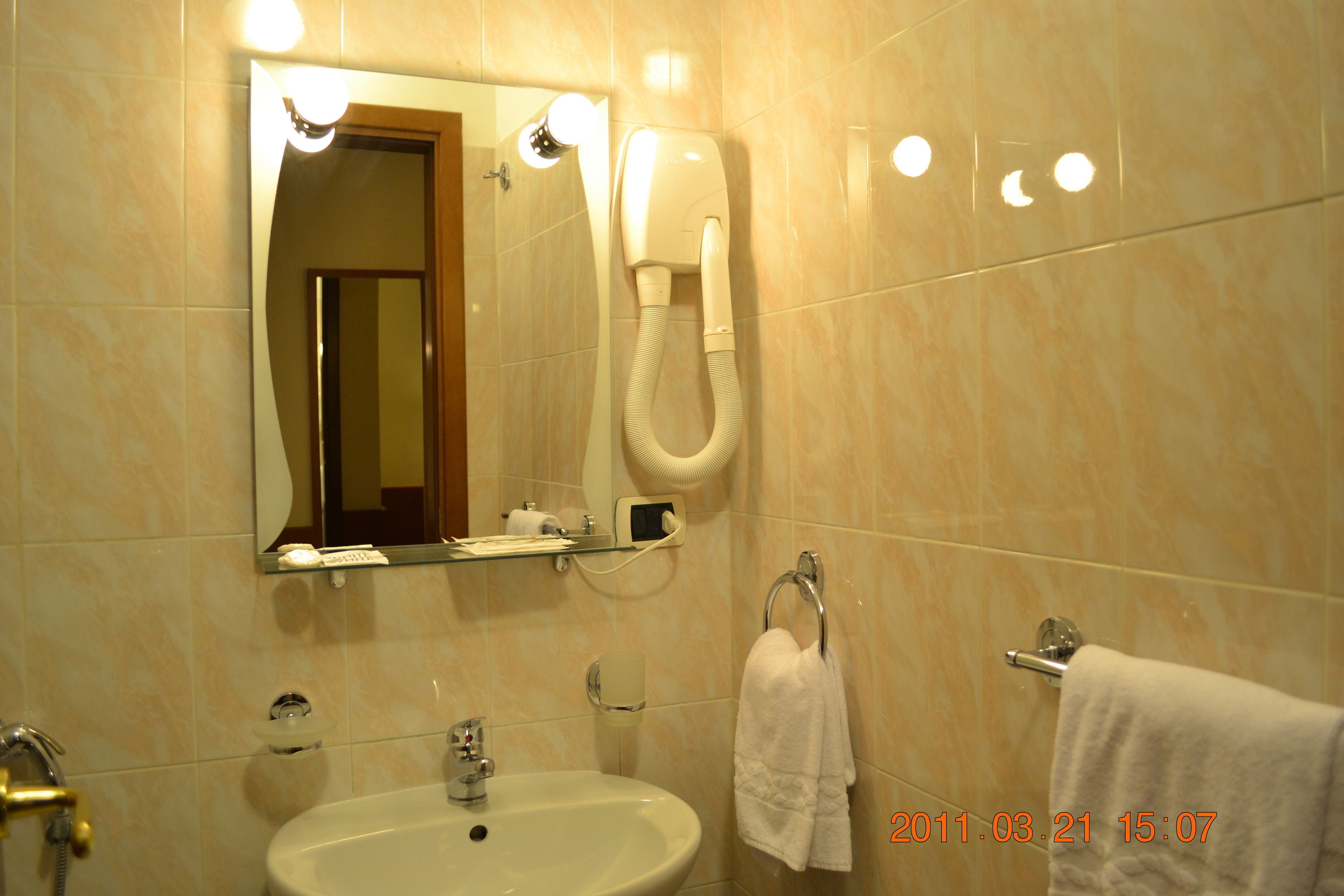 shower, rainfall showerhead, free toiletries, hair dryer