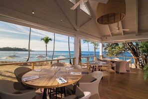 8 restaurantes; se sirven desayunos, almuerzos, cenas y marisco 