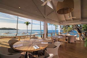 8 restaurants; breakfast, lunch and dinner served 