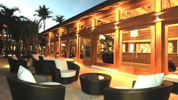 8 间酒吧/酒廊、2 间海滩酒吧、泳池酒吧、池畔酒吧