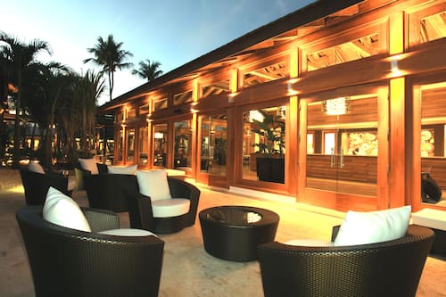 8 bars, 2 bars de plage, bar en milieu de piscine