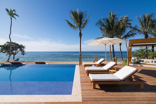8 piscines extérieures, cabanons gratuits, chaises longues