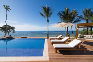 8 piscines extérieures, cabanons gratuits, chaises longues