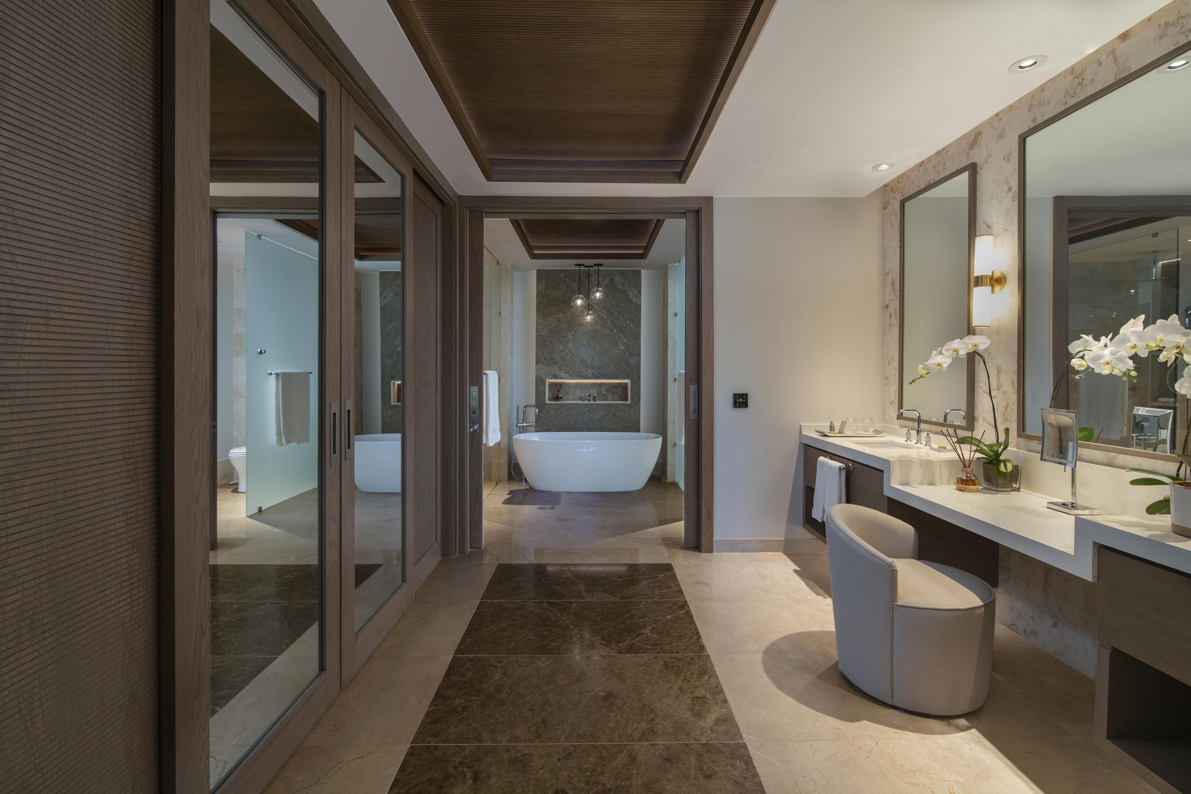 Two Bedroom Luxury Premier Suite | Bagno | Vasca da bagno a immersione totale, set di cortesia firmato