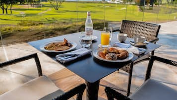 Dagelijks ontbijtbuffet (USD 37 per persoon)