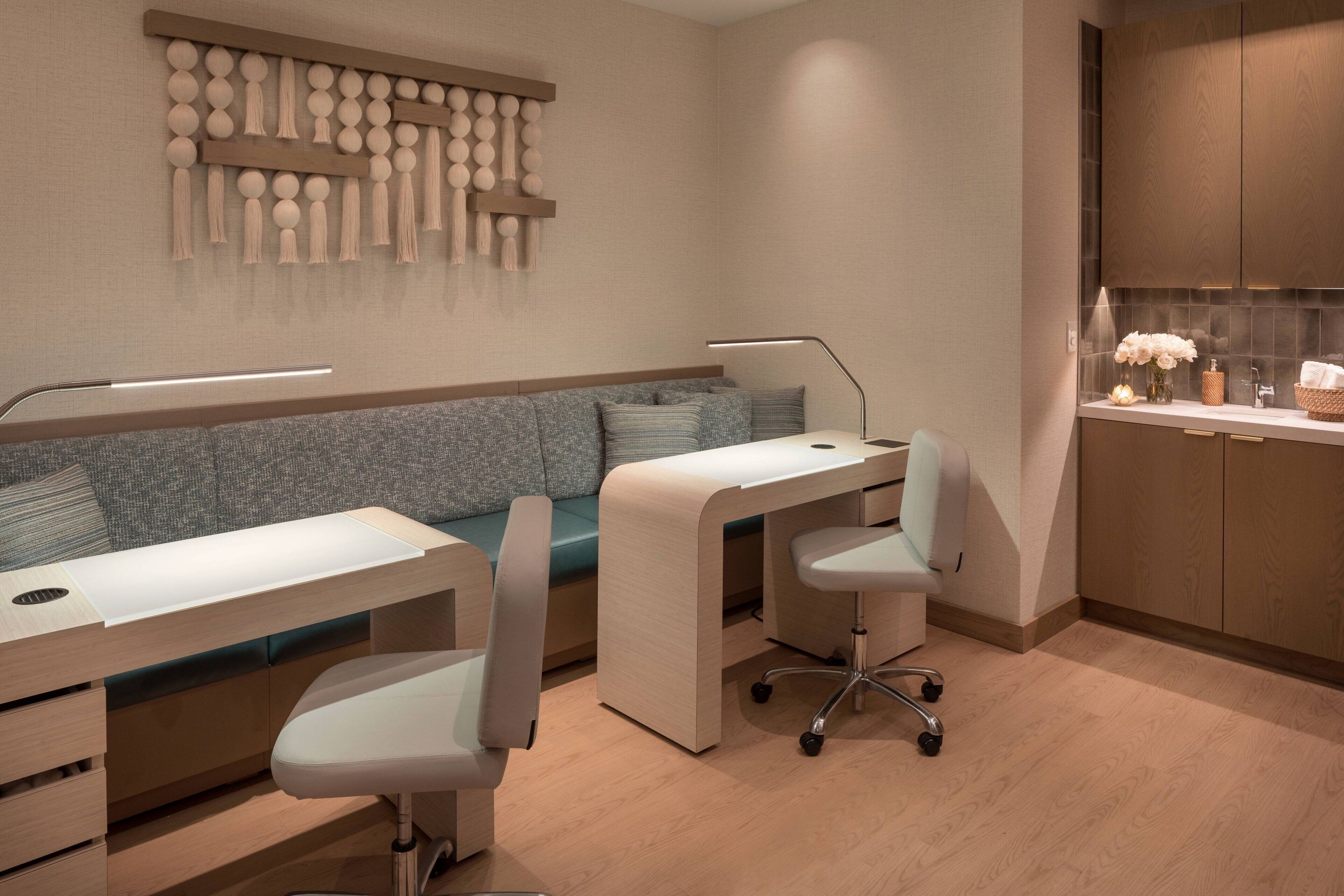 Un espace de bureau moderne comprenant un bureau, une chaise et un canapé.