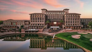 A large hotel with multiple buildings, a central courtyard, and a reflecting pool. - The Westin Kierland Resort and Spa (Scottsdale)
