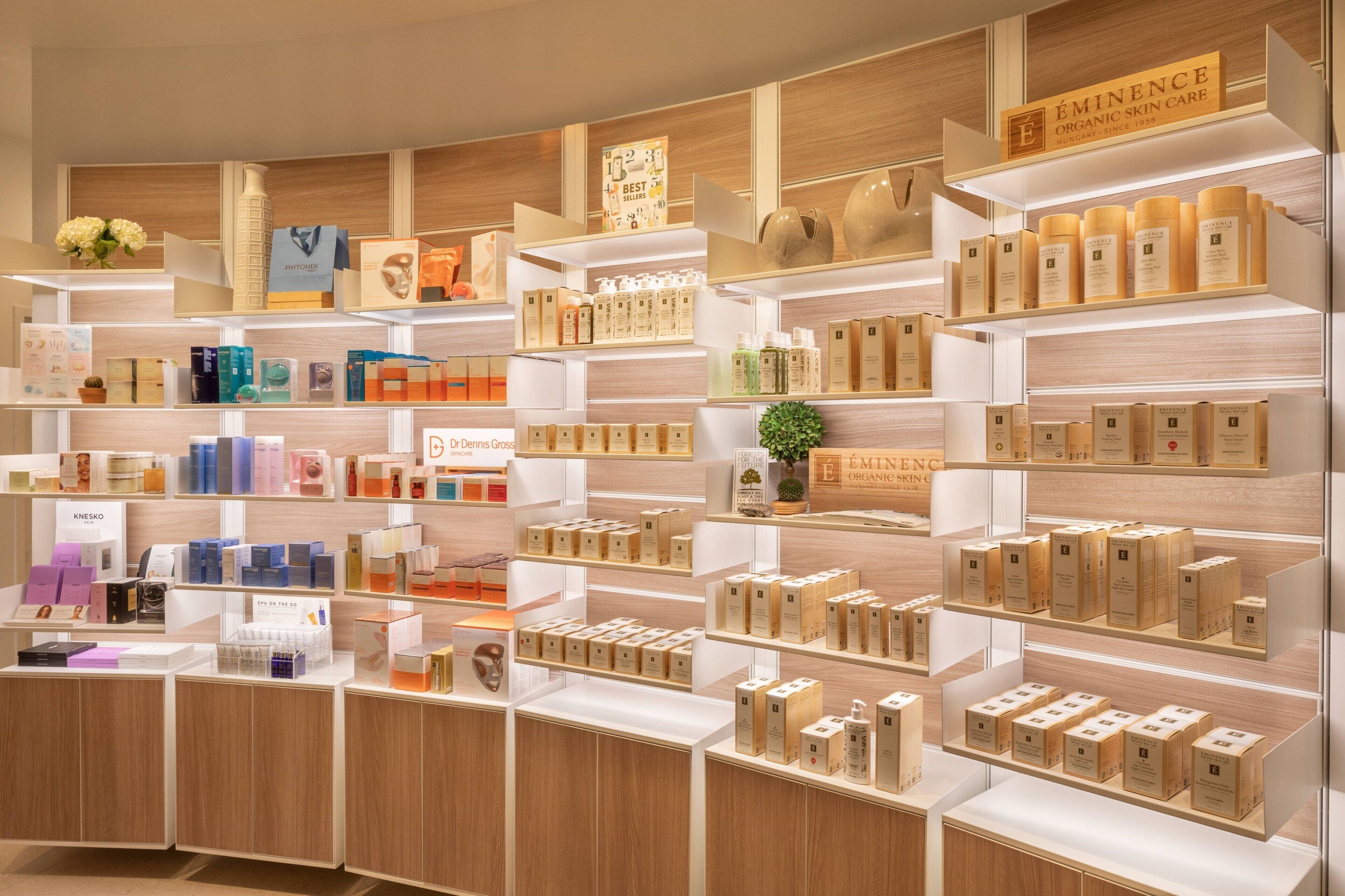 Una tienda bien organizada con varias estanterías exhibiendo diversos productos para el cuidado de la piel.