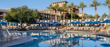 2 outdoor pools, pool loungers