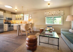 高级房 | 起居区 | 50-英寸液晶电视 (配备有线频道)、电视