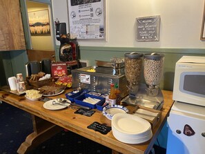 Free daily buffet breakfast - Cinnamon Bear Inn (Mammoth Lakes)