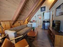 Great for Families - Studio Suite | Area soggiorno | TV a schermo piatto, caminetto