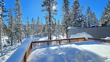 Deluxe Studio Suite, 2 Queen Beds, Mountain View | Balcony