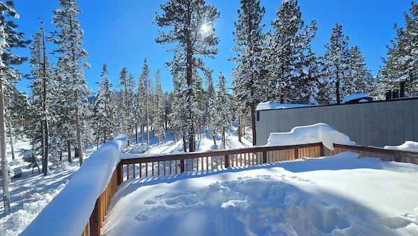 Deluxe Studio Suite, 2 Queen Beds, Mountain View | Balcony