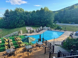 Una piscina techada, una piscina al aire libre