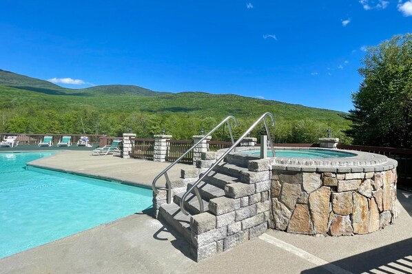 Una piscina cubierta, una piscina al aire libre