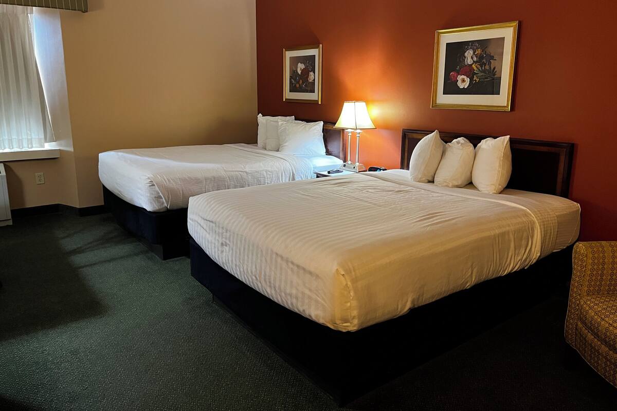 Standard-huone, 2 keskisuurta parisänkyä | Tallelokero huoneessa, työpöytä