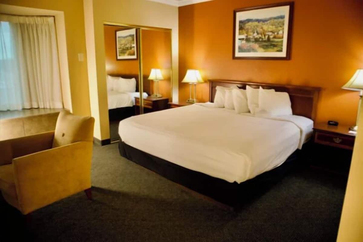 家庭客房, 1 張特大雙人床及 1 張梳化床, 城市景 | 房內夾萬、書桌、手提電腦工作空間、遮光窗簾/窗簾