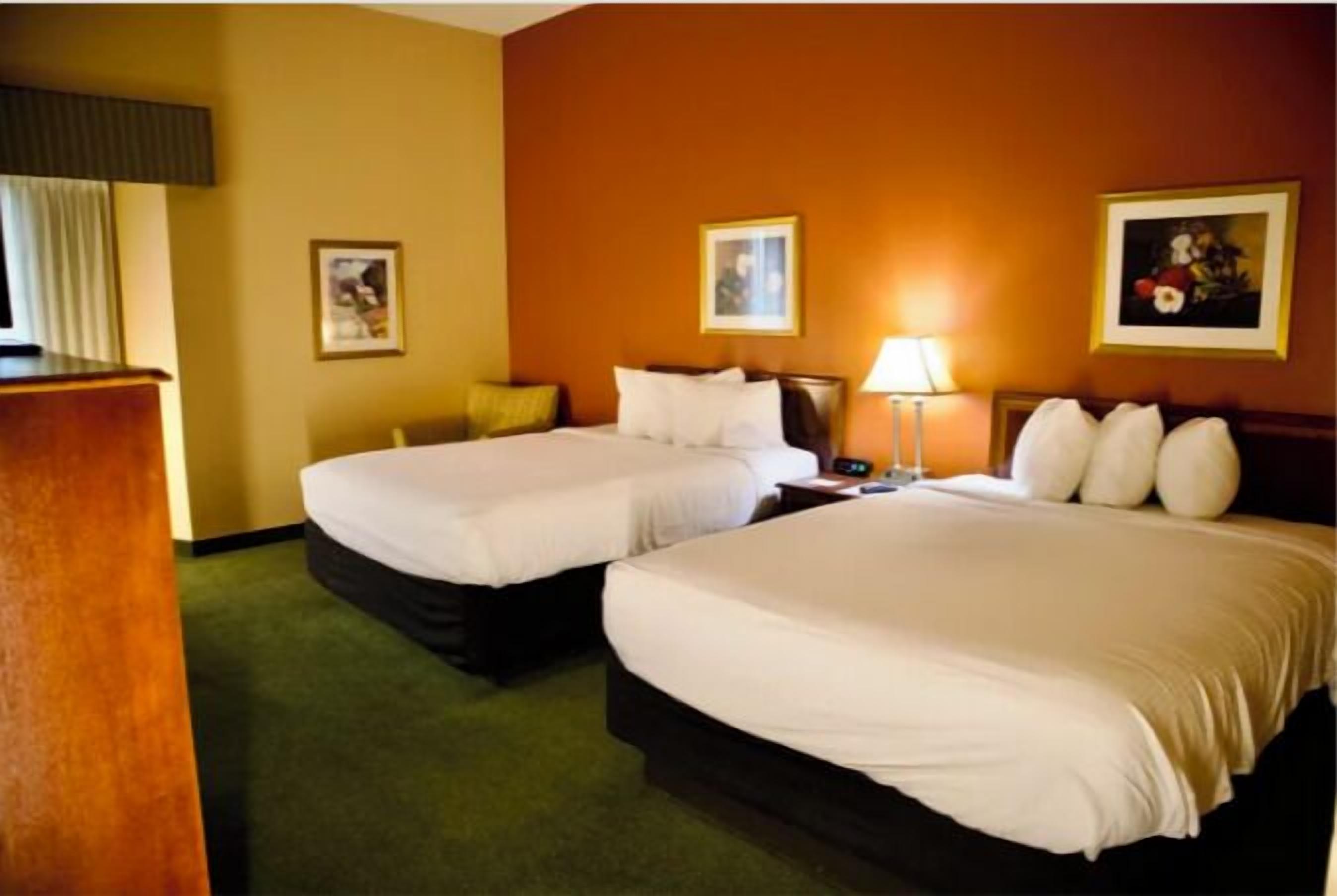 房內夾萬、書桌、手提電腦工作空間、遮光窗簾/窗簾