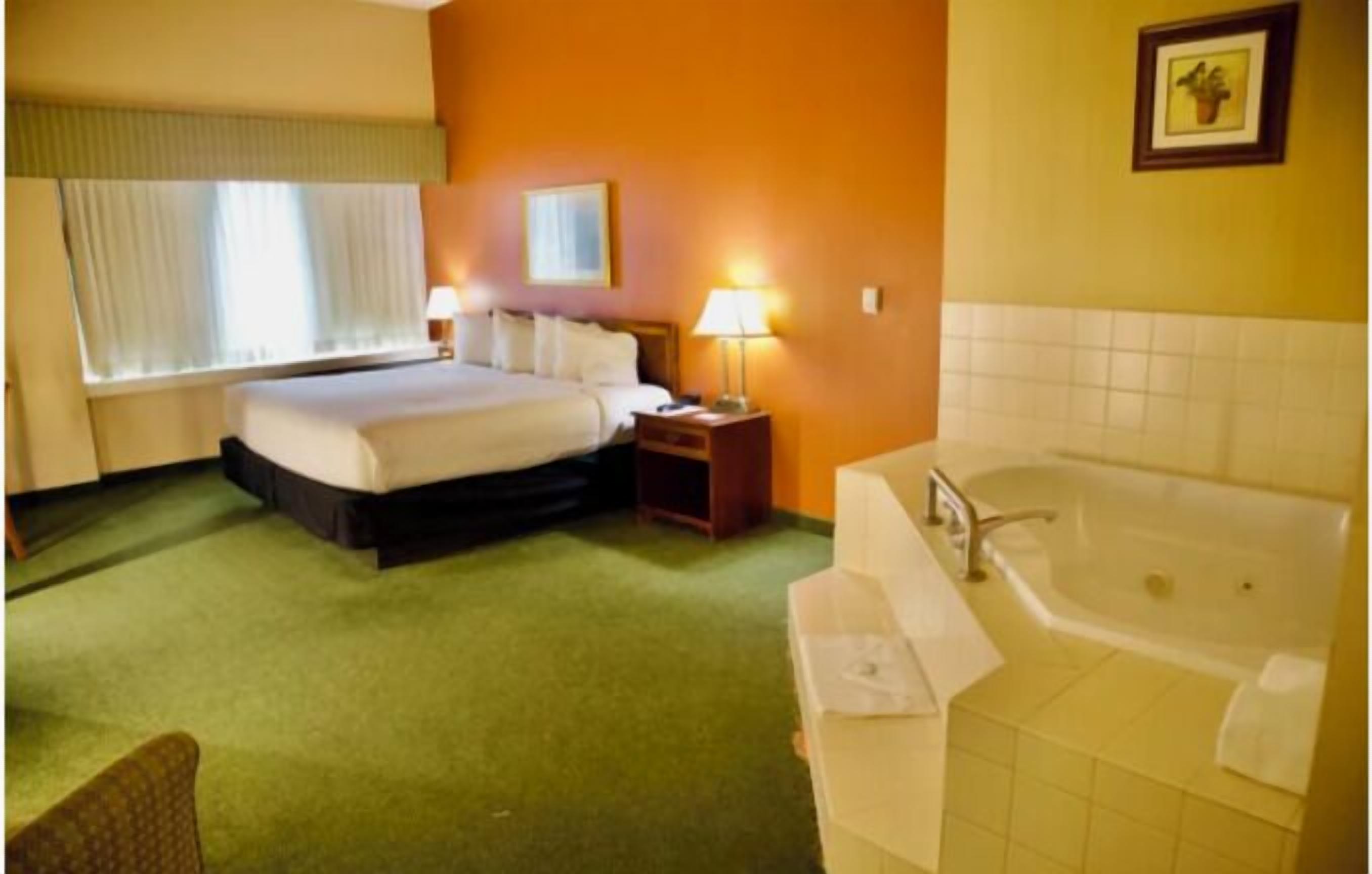 房內夾萬、書桌、手提電腦工作空間、遮光窗簾/窗簾