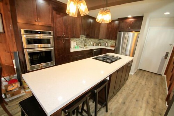 Full-sized fridge, microwave, oven, stovetop