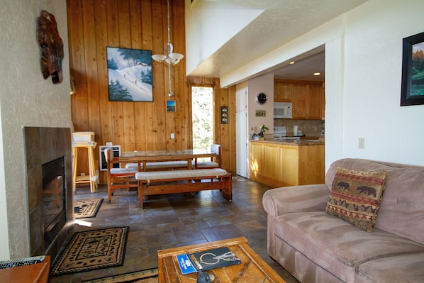 TV, fireplace - Mammoth Ski & Racquet Club (Mammoth Lakes)