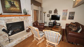 Televisión y chimenea