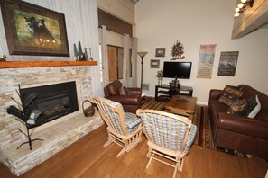 TV, fireplace - Mammoth Ski & Racquet Club (Mammoth Lakes)