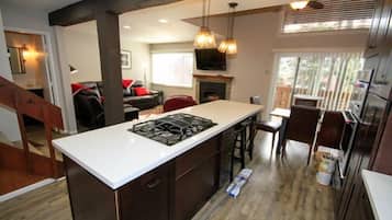 Full-sized fridge, microwave, oven, stovetop
