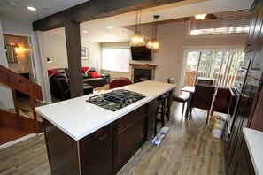 大冰箱、微波炉、烤箱、炉灶