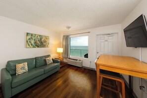 Sviitti, 2 parisänkyä, keittiö, rannan lähellä (Ocean/Gulf View) | Oleskelualue | 32–tuumainen LCD-televisio, jossa kaapelikanavat