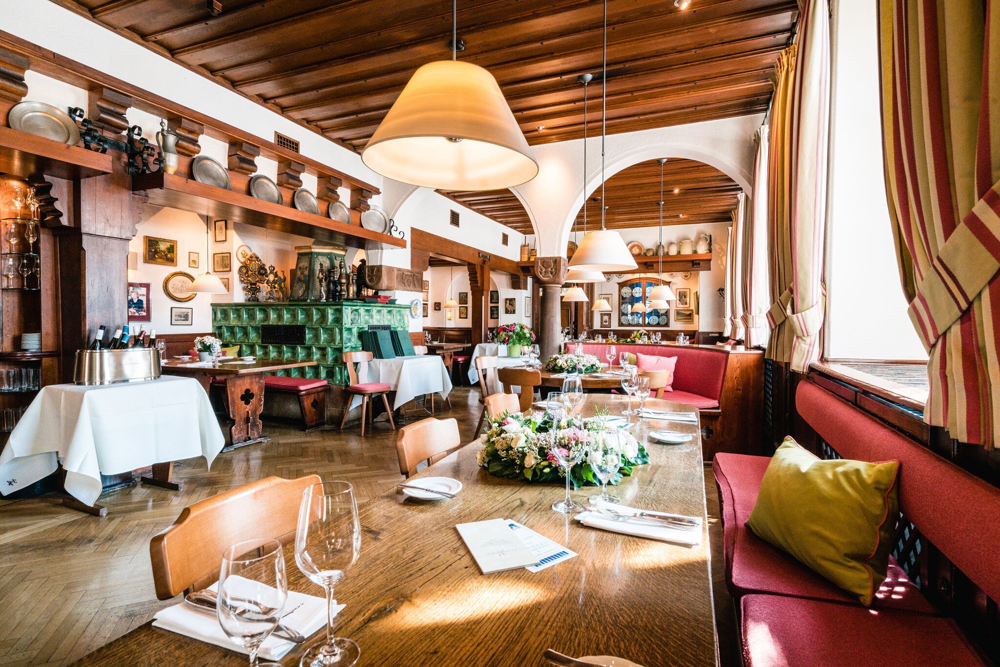 lunch and dinner served, international cuisine