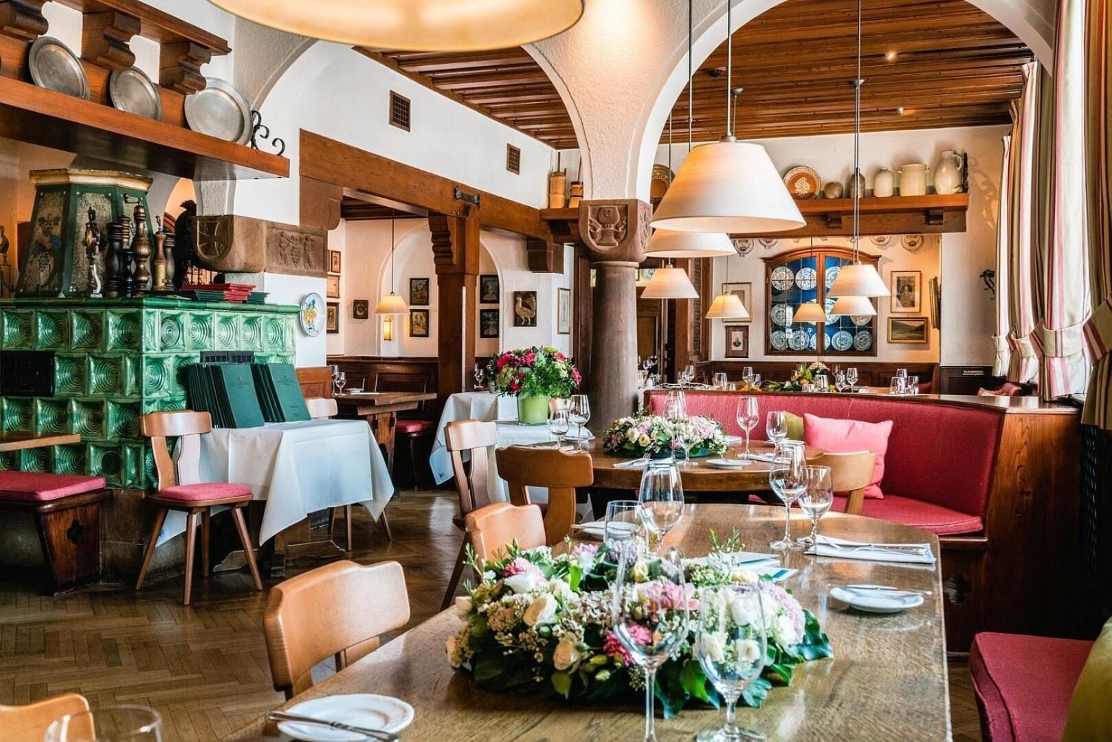 lunch and dinner served, international cuisine