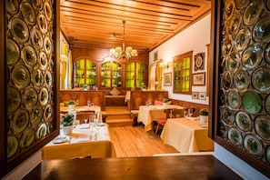 Lunch and dinner served, international cuisine